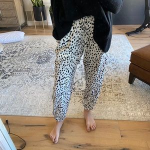SEN Dalmatian joggers. Size L. NWT